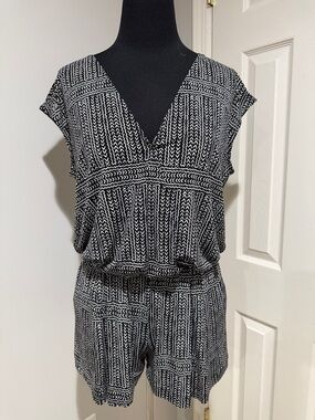 BCBGeneration Black & White Sz S Geometric V-Neck Romper stretchy